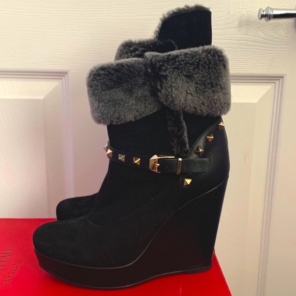 Valentino Black Suede and Faux Fur Rockstud boots - Picture 4 of 5